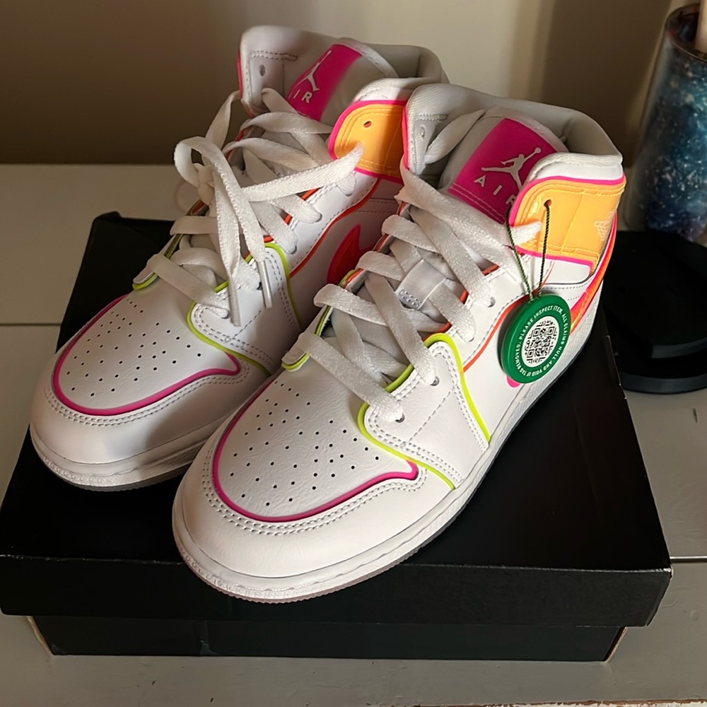 2020
Air Jordan 1 Mid SE GS 'Edge Glow' size 5y